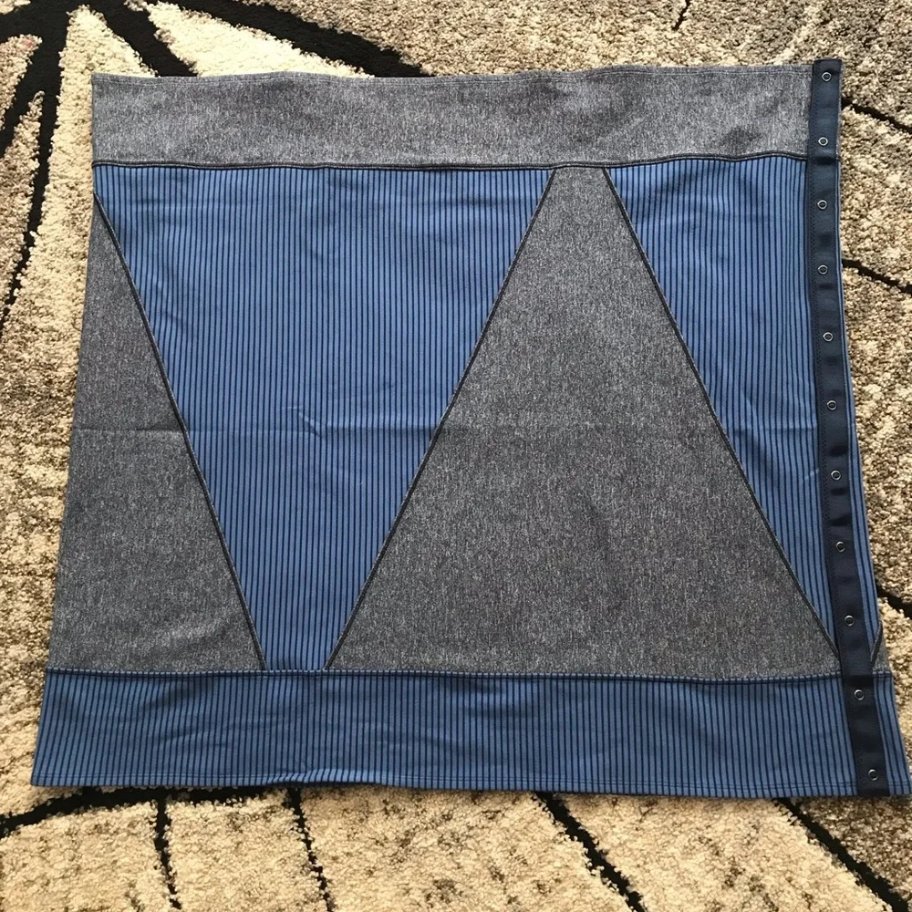 🐬 Lululemon Vinyasa Blue and Gray Striped Scarf
